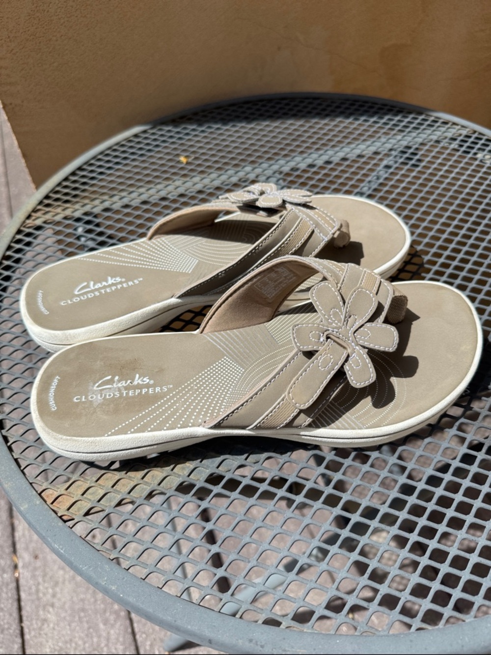 Clarks Cloudstepper Women's Taupe/Beige Flip Flop Sandals - Size 8 - Picture 5 of 9